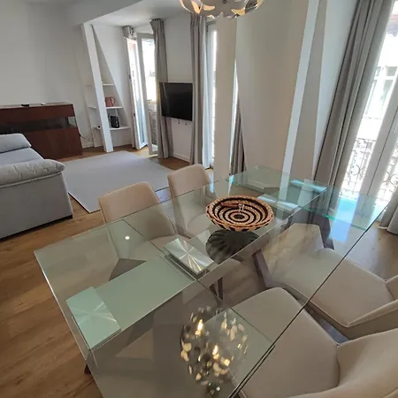 Lisbon, Renovated T2 With Balcony Near Saldanha, Estefania, Апартаменти Лісабон