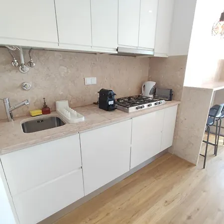 Lisbon, Renovated T2 With Balcony Near Saldanha, Estefania, Апартаменти Лісабон