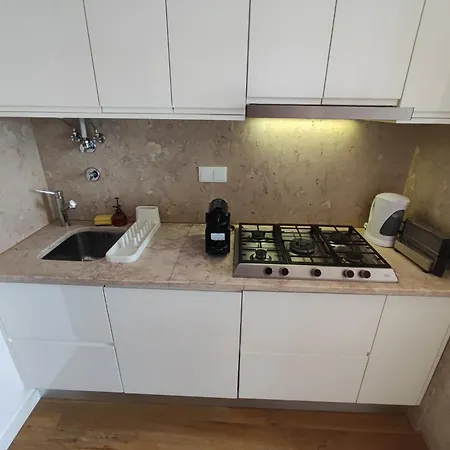 Lisbon, Renovated T2 With Balcony Near Saldanha, Estefania, Апартаменти *