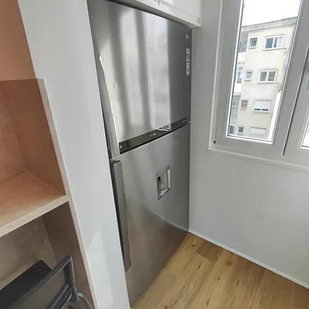 Lisbon, Renovated T2 With Balcony Near Saldanha, Estefania, Лісабон