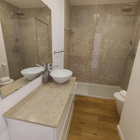 Lisbon, Renovated T2 With Balcony Near Saldanha, Estefania, Лісабон