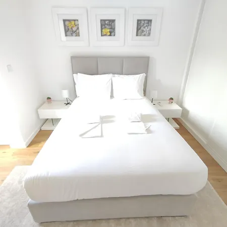 Lisbon, Renovated T2 With Balcony Near Saldanha, Estefania, *