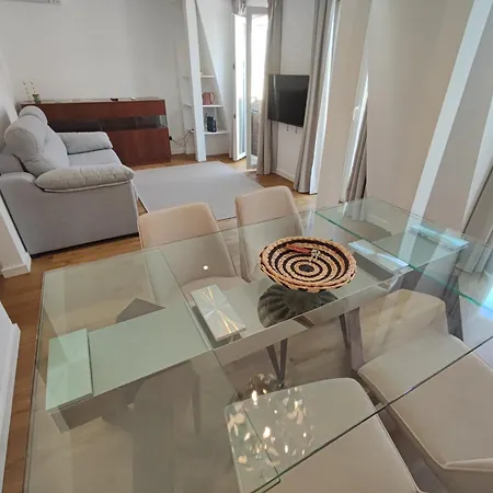 Lisbon, Renovated T2 With Balcony Near Saldanha, Estefania, アパート リスボン