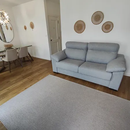 Lisbon, Renovated T2 With Balcony Near Saldanha, Estefania, リスボン