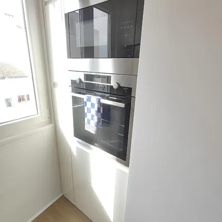 アパート Lisbon, Renovated T2 With Balcony Near Saldanha, Estefania, リスボン