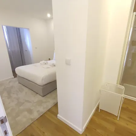 Lisbon, Renovated T2 With Balcony Near Saldanha, Estefania, アパート *