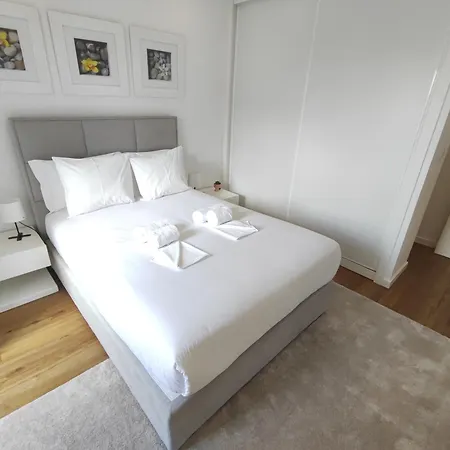 Lisbon, Renovated T2 With Balcony Near Saldanha, Estefania, アパート リスボン