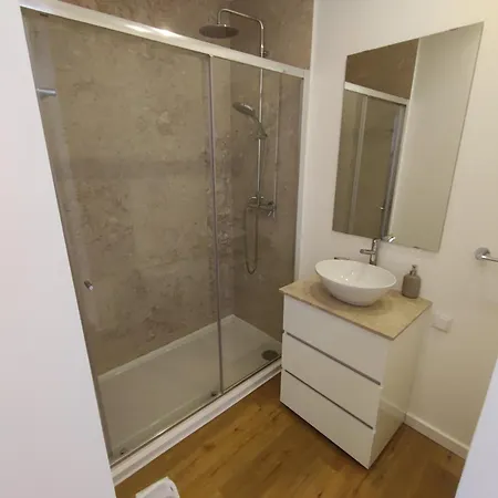 Lisbon, Renovated T2 With Balcony Near Saldanha, Estefania, アパート *