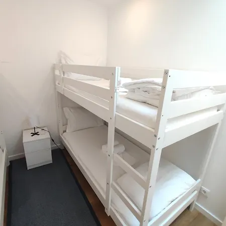 Lisbon, Renovated T2 With Balcony Near Saldanha, Estefania, アパート リスボン