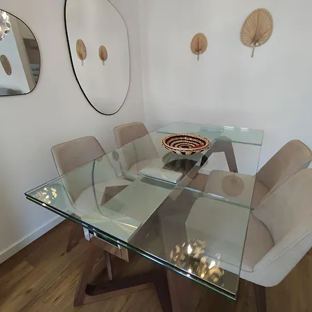 Lisbon, Renovated T2 With Balcony Near Saldanha, Estefania, Apartamento