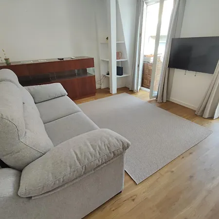Lisbon, Renovated T2 With Balcony Near Saldanha, Estefania, شقة