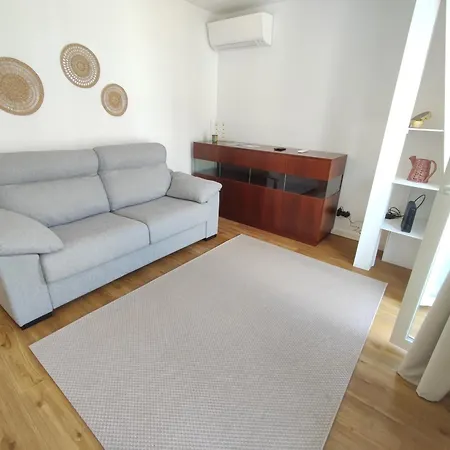 Lisbon, Renovated T2 With Balcony Near Saldanha, Estefania, Apartman