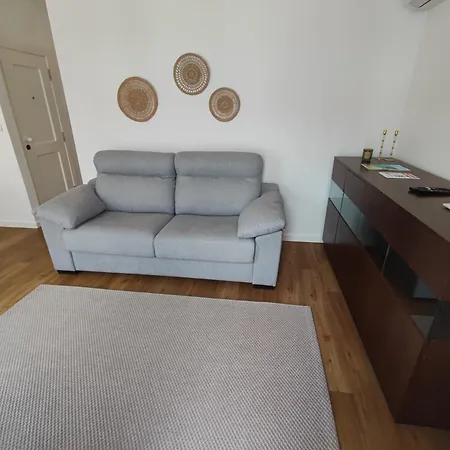 Lisbon, Renovated T2 With Balcony Near Saldanha, Estefania,