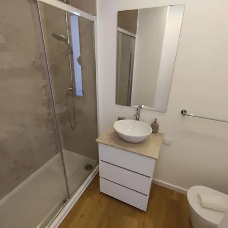 Lisbon, Renovated T2 With Balcony Near Saldanha, Estefania, Lisboa