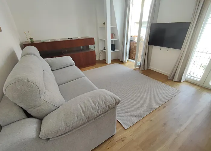 Lisbon, Renovated T2 With Balcony Near Saldanha, Estefania, شقة