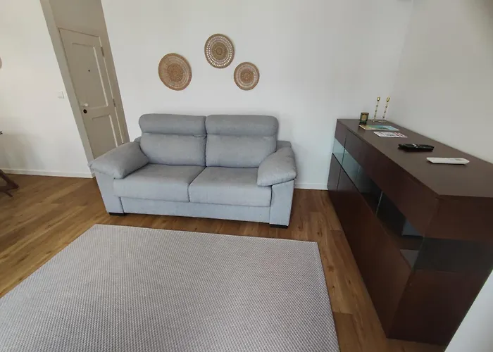 Lisbon, Renovated T2 With Balcony Near Saldanha, Estefania,