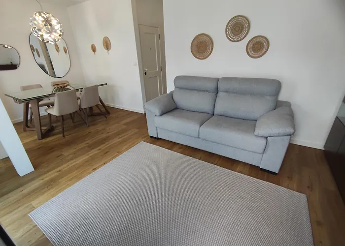 Lisbon, Renovated T2 With Balcony Near Saldanha, Estefania, Lisboa