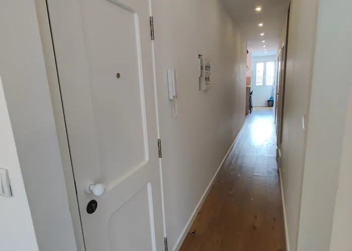 Lisbon, Renovated T2 With Balcony Near Saldanha, Estefania, * Lisboa