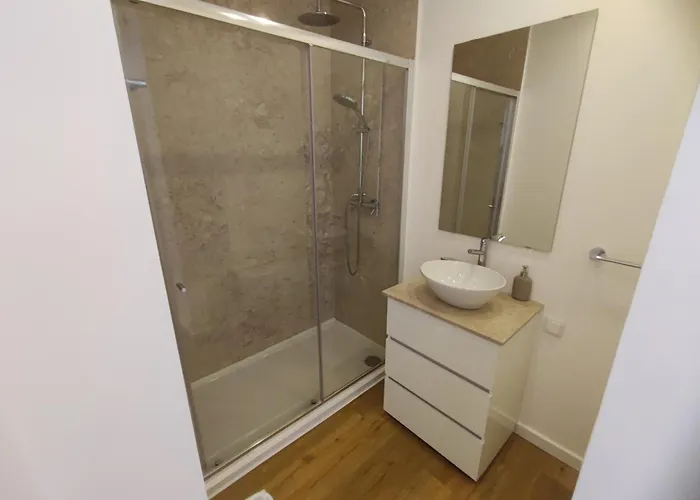 Lisbon, Renovated T2 With Balcony Near Saldanha, Estefania, شقة *