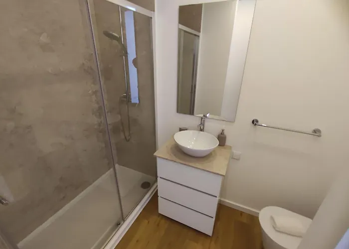 Lisbon, Renovated T2 With Balcony Near Saldanha, Estefania, Lisboa