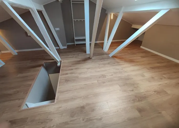 Lisbon, Renovated T2 With Balcony Near Saldanha, Estefania,