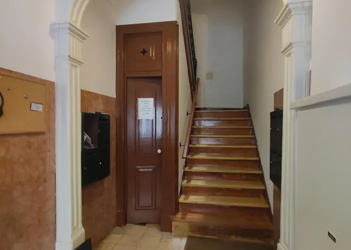 Lisbon, Renovated T2 With Balcony Near Saldanha, Estefania, Lisboa