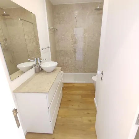 Lisbon, Renovated T2 With Balcony Near Saldanha, Estefania,