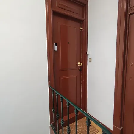 Apartment Lisbon, Renovated T2 With Balcony Near Saldanha, Estefania, Lisbon